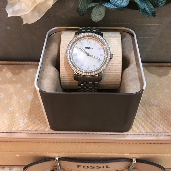 Fossil Emma Mother of Pearl Watch - Picture 2 of 7